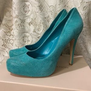 BCBG Generation Turquoise Snake Skin Print Pumps!